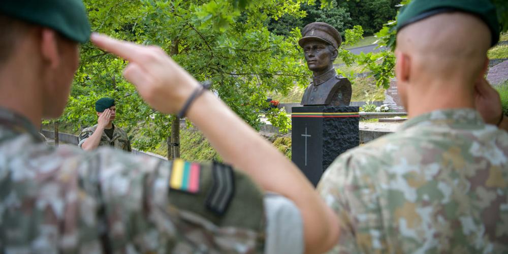 Birželio sukilimui atminti Karo akademijoje atidengta atminimo lenta