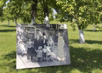 Kviečiama į susitikimą su tremtiniais ir lauko parodos atidarymą