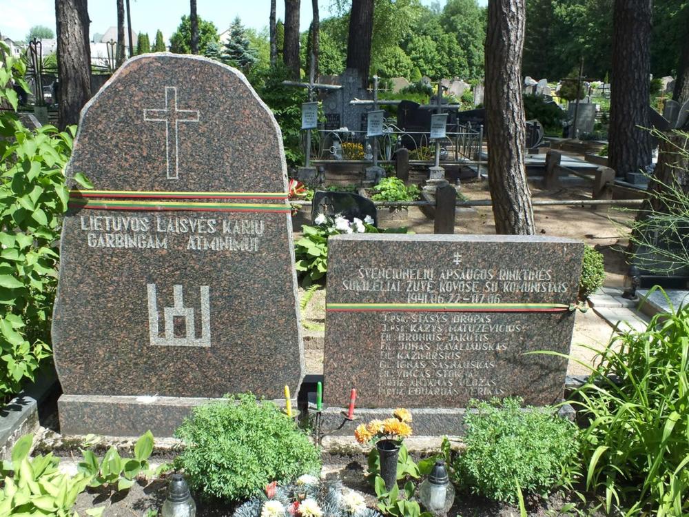 Sukillėlių, karių ir partizanų, žuvusių Švenčionėliuose 1941 06 24-07 06. kapas, antk. paminklas, Švenčionėlių kapinės, 2021 m. | V. Stiužo nuotrauka.