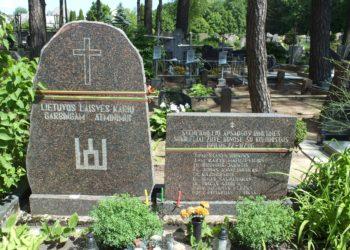 Sukillėlių, karių ir partizanų, žuvusių Švenčionėliuose 1941 06 24-07 06. kapas, antk. paminklas, Švenčionėlių kapinės, 2021 m. | V. Stiužo nuotrauka.