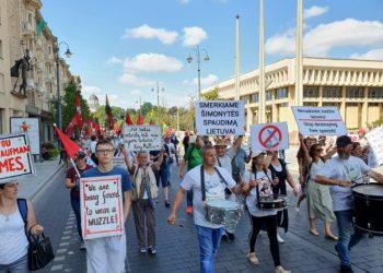 Mitinge pasmerktas valdžios siekis privalomai skiepyti ir testuoti Lietuvos piliečius Papildyta