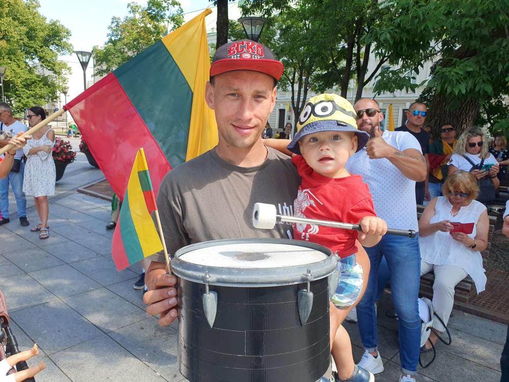 Mitinge pasmerktas valdžios siekis privalomai skiepyti ir testuoti Lietuvos piliečius Papildyta