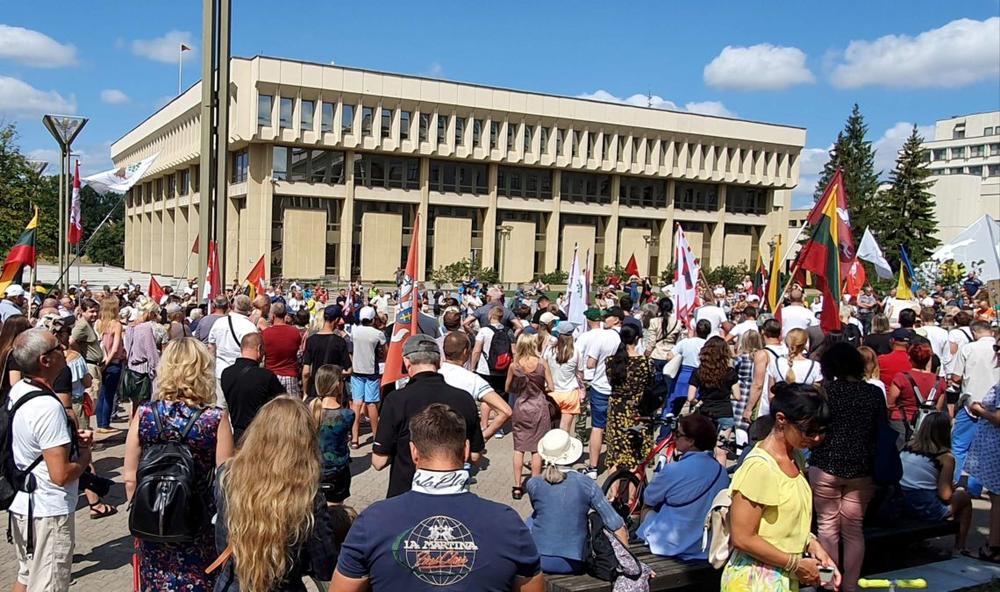Mitinge pasmerktas valdžios siekis privalomai skiepyti ir testuoti Lietuvos piliečius Papildyta