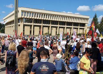 Mitinge pasmerktas valdžios siekis privalomai skiepyti ir testuoti Lietuvos piliečius Papildyta