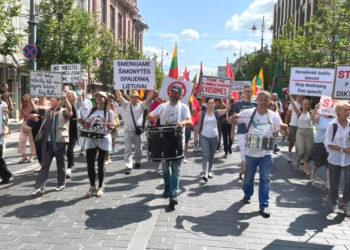 Mitinge pasmerktas valdžios siekis privalomai skiepyti ir testuoti Lietuvos piliečius Papildyta