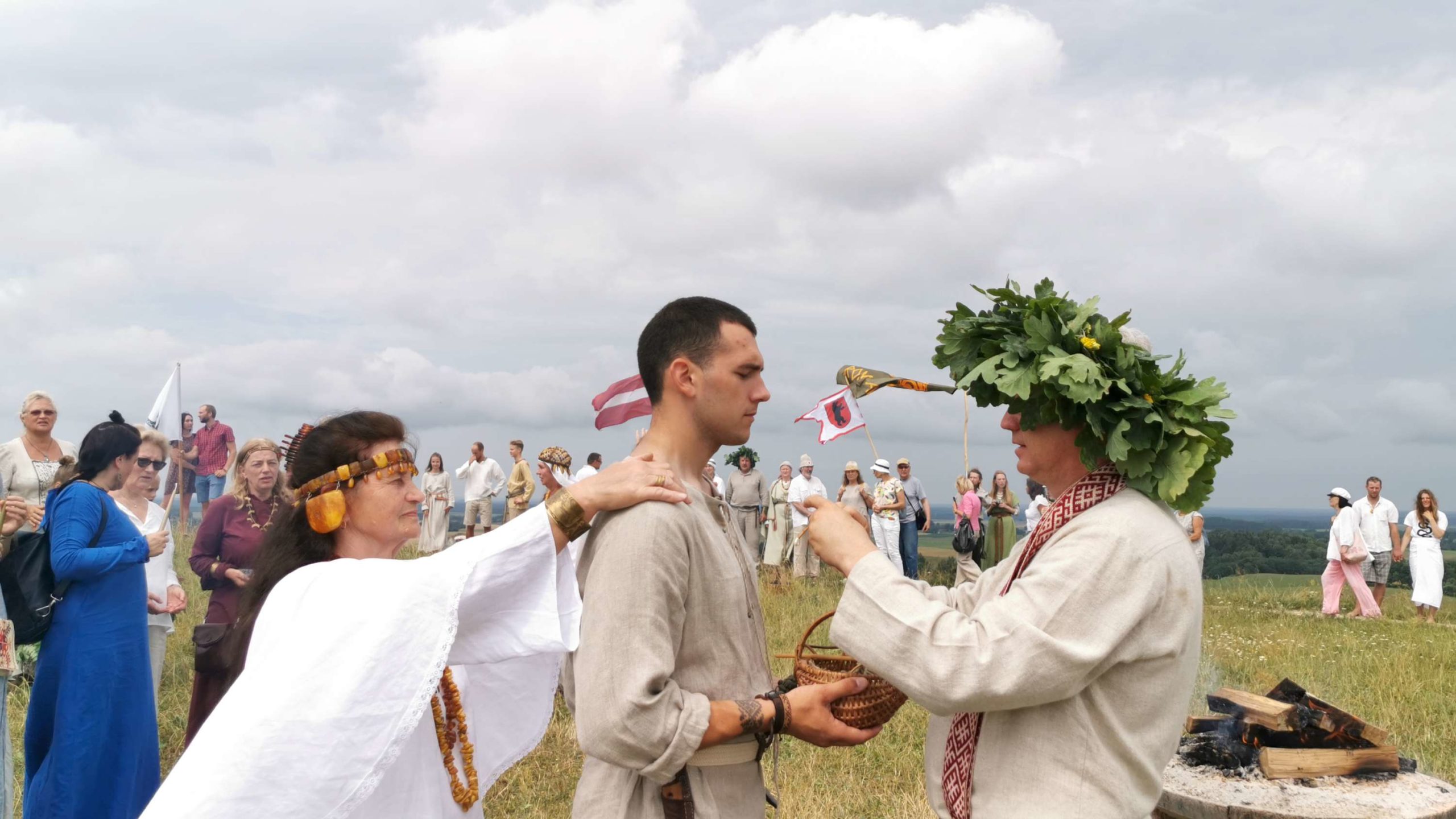 Magdalena Gedvilienė ir Darius Ramančionis atlieka palaiminimo apeigą | „Žemaičių rokundos“ nuotr.