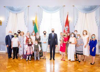 Prezidentūroje pagerbti „Globalios Lietuvos apdovanojimų“ laimėtojai