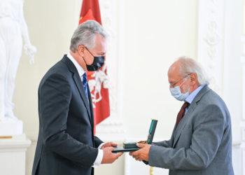 Prezidentas įteikė Vasario 16-osios proga paskirtus Valstybės apdovanojimus