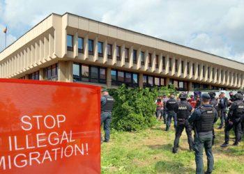Prie Seimo rengiamas mitingas prieš migrantų priėmimą