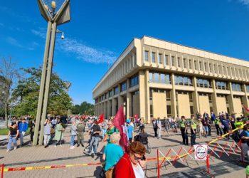 Rugpjūčio 10-osios mitingas prie Seimo prieš prievartinį skiepijimą (tiesiogiai)  Riaušių policija panaudojo ašarines dujas ir jėgą