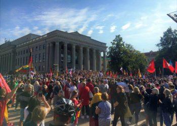 Rugpjūčio 10-osios mitingas prie Seimo prieš prievartinį skiepijimą (tiesiogiai)  Riaušių policija panaudojo ašarines dujas ir jėgą