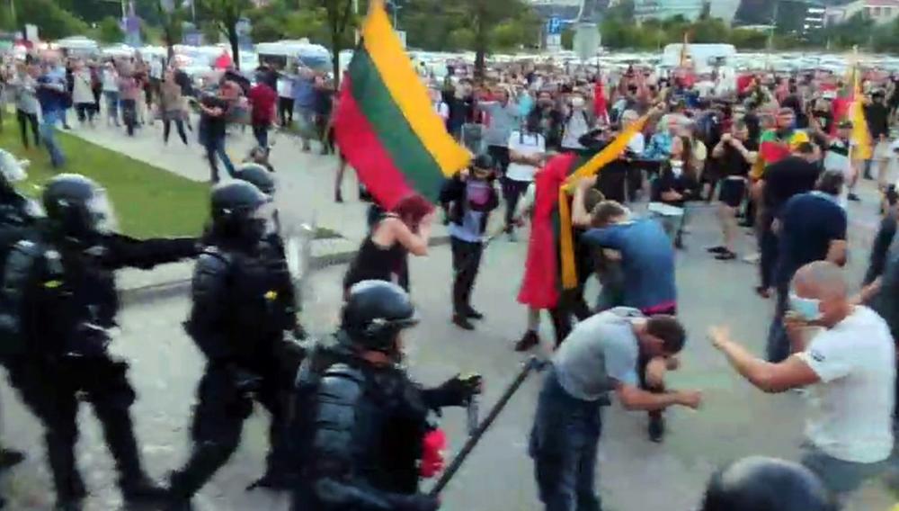 Rugpjūčio 10-osios mitingas prie Seimo prieš prievartinį skiepijimą (tiesiogiai)  Riaušių policija panaudojo ašarines dujas ir jėgą
