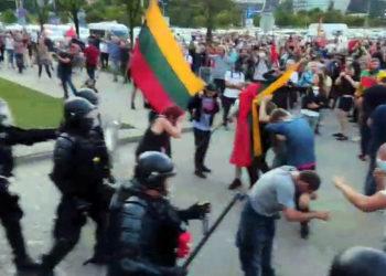 Rugpjūčio 10-osios mitingas prie Seimo prieš prievartinį skiepijimą (tiesiogiai)  Riaušių policija panaudojo ašarines dujas ir jėgą