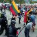 Rugpjūčio 10-osios mitingas prie Seimo prieš prievartinį skiepijimą (tiesiogiai)  Riaušių policija panaudojo ašarines dujas ir jėgą