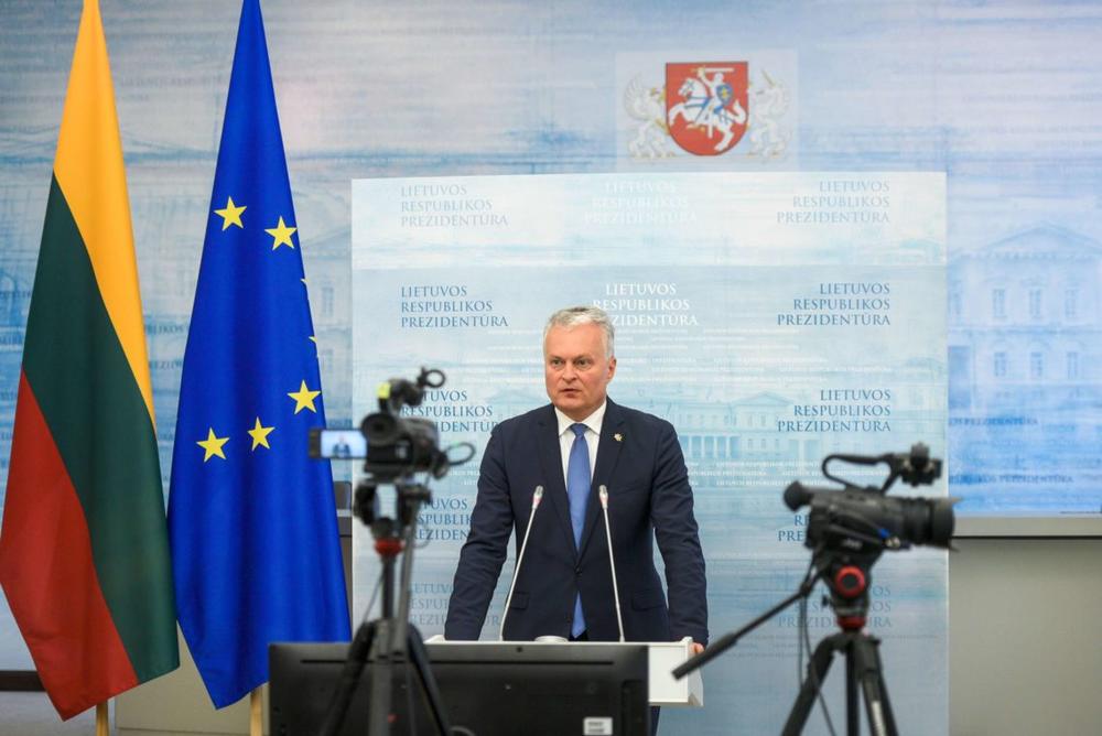 Lietuvos Respublikos Prezidentas Gitanas Nausėda susitikęs su krašto apsaugos ministru Arvydu Anušausku ir kariuomenės vadu gen. ltn. Valdemaru Rupšiu aptarė karių įsitraukimą ekstremaliosios situacijos metu | lrp.lt, J. Auškelio nuotr.