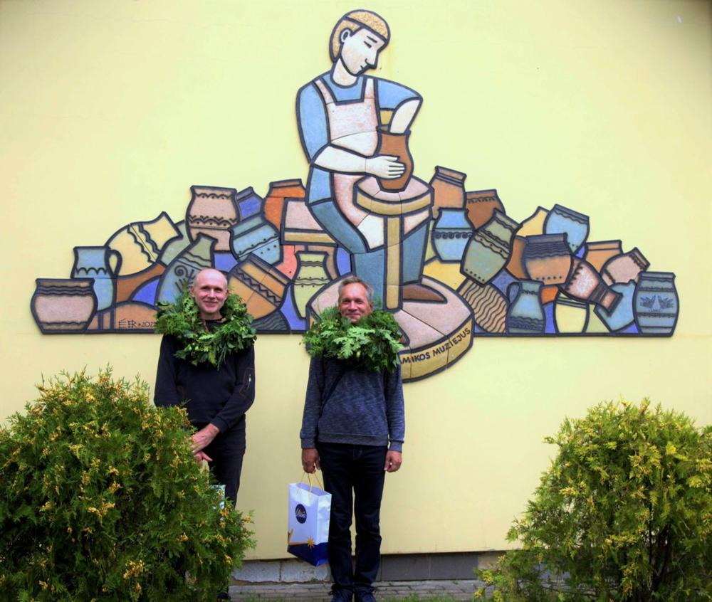 Šalia skulptūros muziejaus šeimininkas Vytautas Valiušis, meras Alvydas Katinas ir Lietuvos nacionalinio kultūros centro direktorius Saulius Liausa pasodino Lietuvos sodybos simbolį – beržą | rengėjų nuotr.