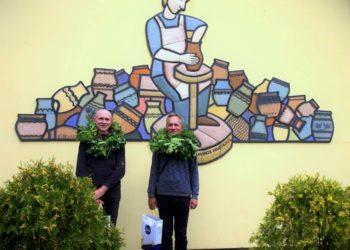 Šalia skulptūros muziejaus šeimininkas Vytautas Valiušis, meras Alvydas Katinas ir Lietuvos nacionalinio kultūros centro direktorius Saulius Liausa pasodino Lietuvos sodybos simbolį – beržą | rengėjų nuotr.