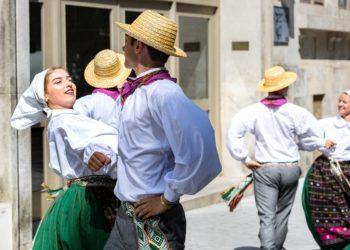 Savaitgalį šokio judesy mirgės įvairių pasaulio tautų rūbai