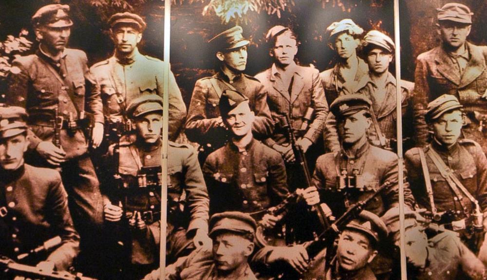 Lietuvos partizanas Verner Gerštung (trečias iš kairės antroje eilėje - centre su pilote). Priekulės muziejus | Alkas.lt ekrano nuotr.