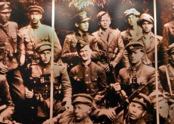 Lietuvos partizanas Verner Gerštung (trečias iš kairės antroje eilėje - centre su pilote). Priekulės muziejus | Alkas.lt ekrano nuotr.