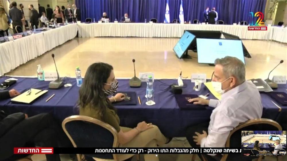 Izraelio sveikatos ministras pripažino, kad „skiepų pasai“ – tai spaudimo priemonė