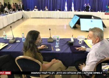 Izraelio sveikatos ministras pripažino, kad „skiepų pasai“ – tai spaudimo priemonė