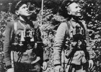 Prisikėlimo apygardos Kunigaikščio Žvelgaičio rinktinės Juozapavičiaus tėvūnijos vadas Steponas Erstikis-Patašonas (kairėje) ir Kostas Liuberskis-Žvainys (dešinėje) | LGGRTC nuotr.