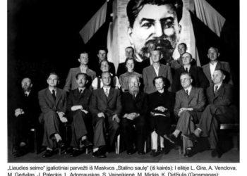 „Liaudies seimo“ įgaliotiniai parvežti iš Maskvos „Stalino Saulę“ (iš kairės): I eilėje L. Gira, A. Venclova, M. Gedvilas, J. Paleckis, L. Adomauskas, S. Vaineikienė, M. Mickis, K. Didžiulis (Grosmanas); II eilėje P. Cvirka, M. Kutraitė, B. Abdulskaitė, M. Šumauskas. I. Adomas (Meskupas), P. Zibertas; II eilėje K. Petrauskas, P. Petrauskas, J. Demskis, V. Ditkevičius. Trūksta S. Nėries | archyvinė nuotr.