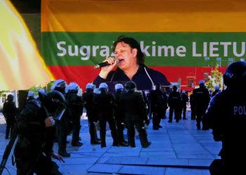 Romas Dambrauskas 2021 m. rugsėjo 10-osios mitinge | alkas.lt koliažas