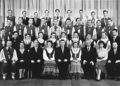 Su ansamblio veteranais. Sėdi iš kairės: P. Stepulis, E. Kolokauskienė, J. Lingys, E. Gužinskaitė, J. Švedas, E. Monkelevičienė, E. Pilypaitis, H. Gužinskaitė, J. Gudavičius. P. Tamošaitis pirmas iš dešinės trečioje eilėje. 1960 m. | Šeimos nuotr.