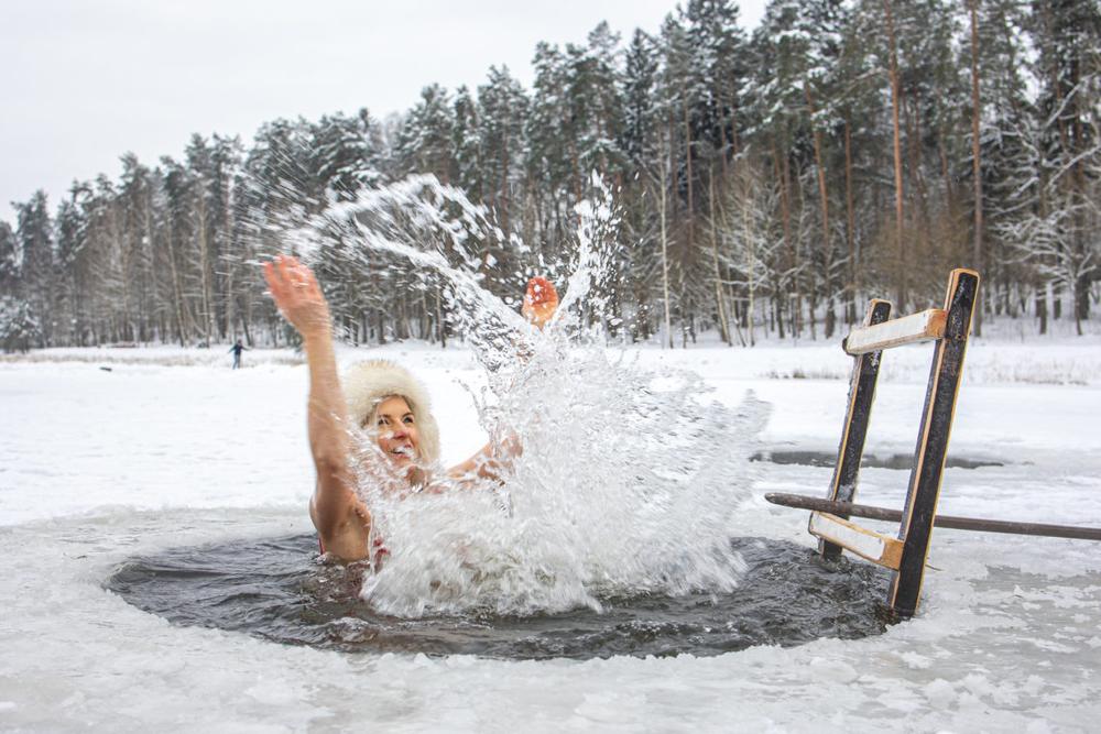 Ledinio vandens mėgėjai atidaro žiemos maudynių laikotarpį