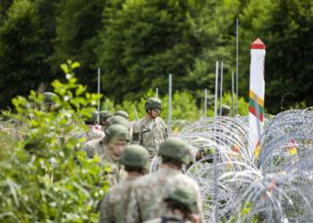 Vyriausybė pritarė kariuomenės įgaliojimų pratęsimui pasienyje