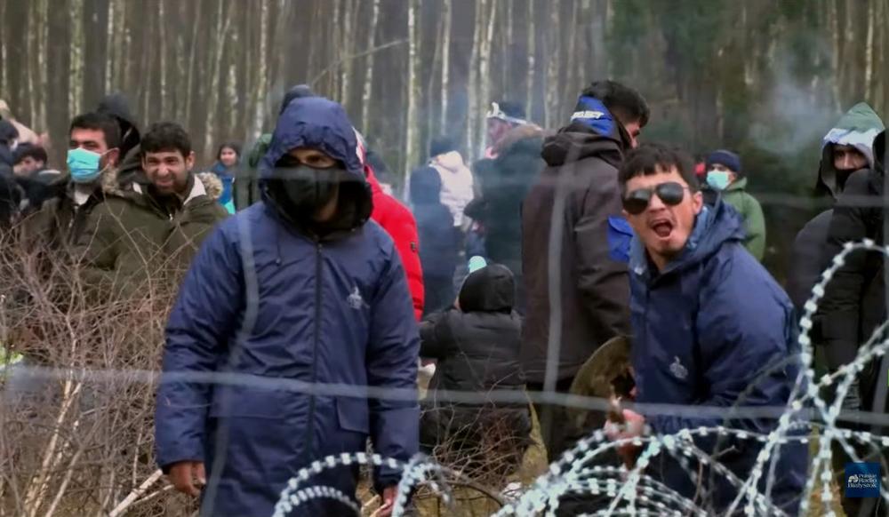 Šturmuojama Lenkijos siena 2021-11-08 | Alkas.lt ekrano nuotr.