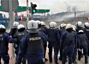 Lenkai gina savo ir ES sieną | Alkas.lt ekrano nuotr.