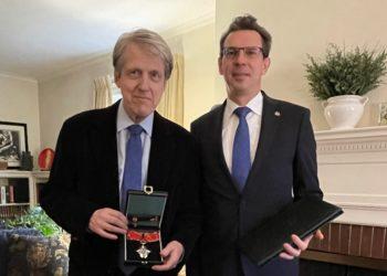 Ordinas „Už nuopelnus Lietuvai“ įteiktas Robertui Šileriui, lietuvių kilmės Jeilio universiteto profesoriui