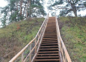 Į Žvelgaičio piliakalnį – naujais laiptais