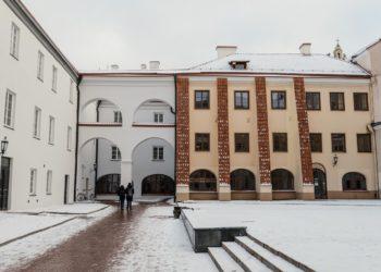Atnaujinti Vilniaus universiteto fasadai – atidengti XVII a. saulės laikrodžiai ir renesansinės sieninės tapybos detalės