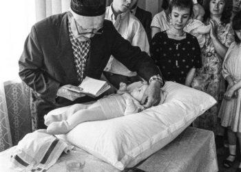 Krikštynos Radlinskų namuose 1992 metais. Apeigas atlieka imamas Danielius Makulavičius | Z. Stankevičienės nuotr.