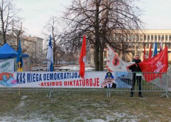 Lietuvos šeimų sąjūdis tęsia protesto akciją prie Seimo  Nuolat pildoma