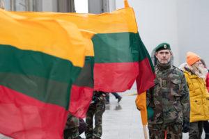 Lietuvos vėliavos dieną Gedimino pilies bokšte iškilmingai iškelta trispalvė 