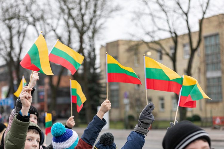 Sausio 13-oji Tauragėje: žmonių vienybė ir į 24 metrų aukštį pakelta istorinė Lietuvos vėliava | Tauragės rajono savivaldybės nuotr.