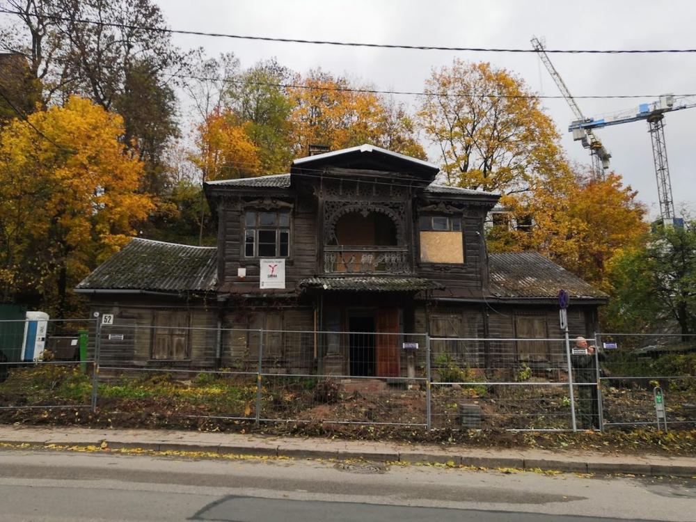 Į žemę smigęs Užupio medinukas virto Vilniaus medinės architektūros deimantu