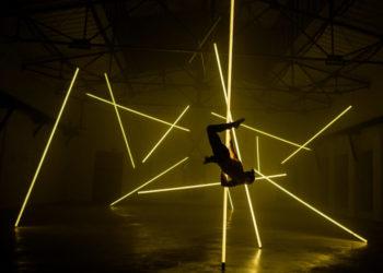 Iš pabandymų gimęs Lino Kutavičiaus šviesos žaismas „Smilga“ skinasi kelią į pripažinimą (video)