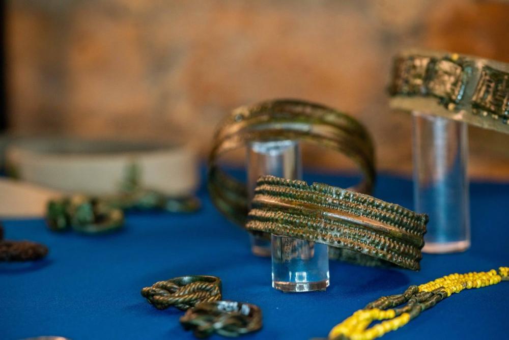 Parodoje pristatomi radiniai iš Vilniaus miesto istorijos pamatus supurčiusio Bokšto gatvės kapinyno