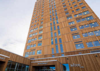 Statyti medinį daugiabutį sieks 33 dalyviai