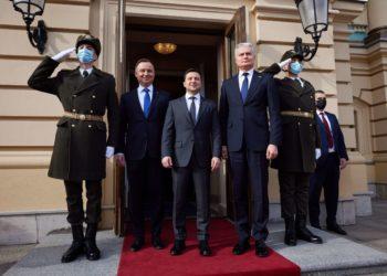 Lietuvos, Ukrainos ir Lenkijos prezidentai pasirašė deklaraciją, smerkiančią Rusijos sprendimą pripažinti Donecko ir Luhansko „respublikas“