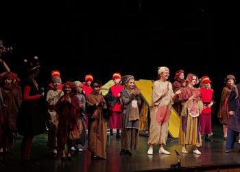 Magiška teatro šventė Plungės kultūros centre suvienijo per 300 jaunųjų aktorių