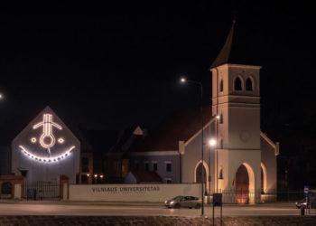 „Besišypsantis“ Saulės laikrodis Kauno senamiestyje nuo šiol laiką rodo ir naktį