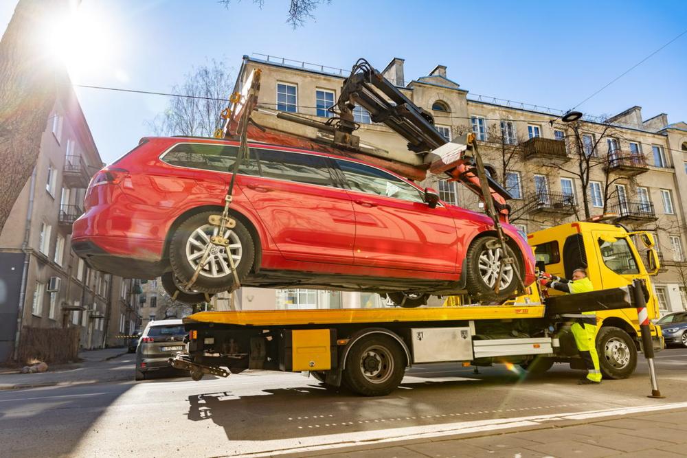 Vilniuje neleistinai pastatyti automobiliai bus nutempiami