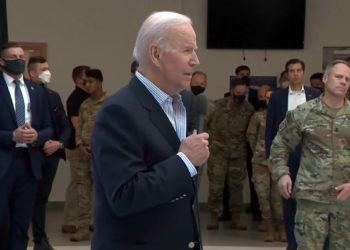 Džo Baidenas kalba su NATO kariais Varšuvoje | Alkas.lt ekrano nuotr.